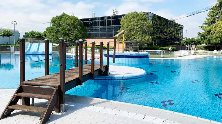 Piscinas exteriores del club Oberena en Pamplona. Navarra.com