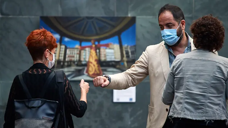 Ramón Alzorriz, portavoz del PSN en el Parlamento de Navarra, saluda a la portavoz de Eh Bildu, Bakartxo Ruiz, a su llegada al pleno del lunes. MIGUEL OSÉS