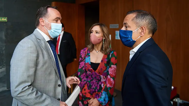 Javier Esparza y Sanchez de Muniain, miembros de Navarra Suma, hablan en el atrio del Parlamento momentos previos al comienzo del pleno. MIGUEL OSÉS