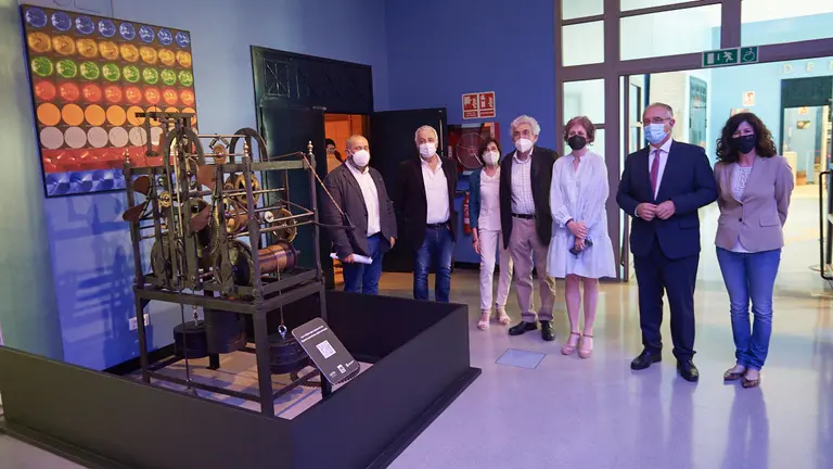El alcalde de Pamplona, Enrique Maya, participa en la jornada 'Relojes que siguen al Sol' en la que se pondrá en marcha para su exhibición pública en el Planetario el anterior reloj de la fachada de Casa Consistorial. MIGUEL OSÉS