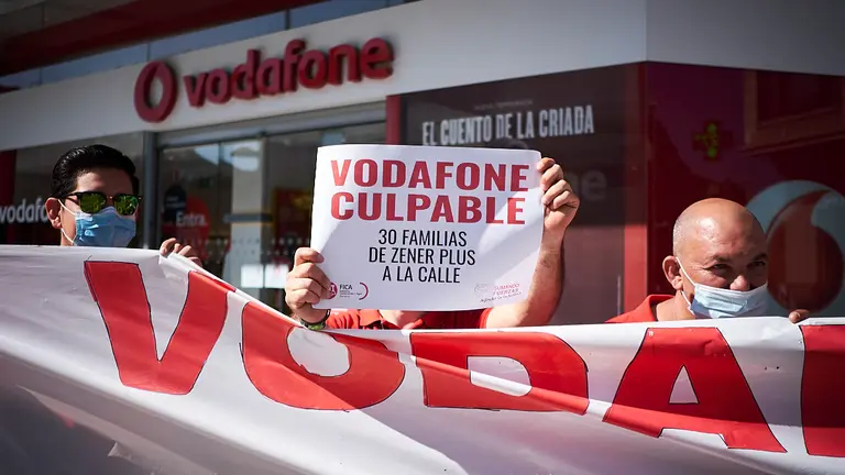 Delegados sindicales de UGT en Zener Plus se concentran para rechazar los despidos anunciados por esta empresa, que realiza el trabajo de instalaciones y mantenimiento para la Vodafone. PABLO LASAOSA