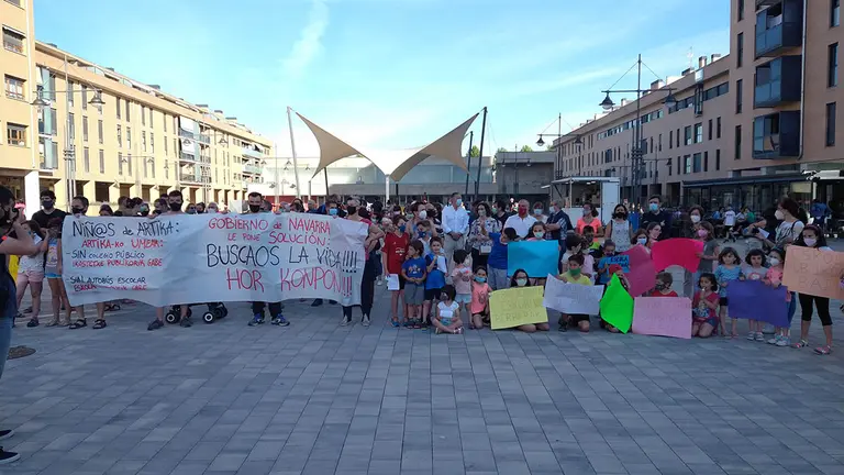 Concentración en Nuevo Artica para reclamar igualdad de condiciones en Educación ante la falta de un centro escolar propio. CEDIDA