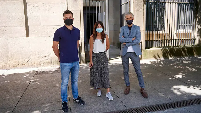 De izda. a dcha., los investigadores de la UPNA Mikel Lizarraga Rada y Amaia Alvarez Berastegi y el director general de Justicia del Gobierno de Navarra, Rafael Celestino Sainz de Rozas Bedialau. UPNA