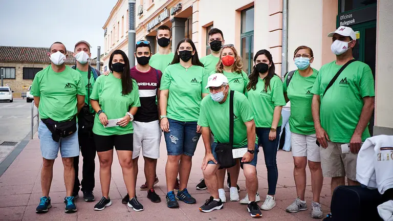 Voluntarios de ASVONA parten en tren desde Pamplona hasta Sevilla para colaborar en la Eurocopa de fútbol. PABLO LASAOSA