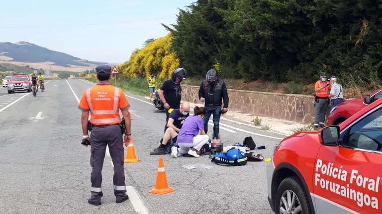 Agentes de la Polic&iacute;a Foral atienden a un motorista herido al ser atropellado por un coche que se ha saltado un stop en Ventas de &Uacute;car. POLIC&Iacute;A FORAL