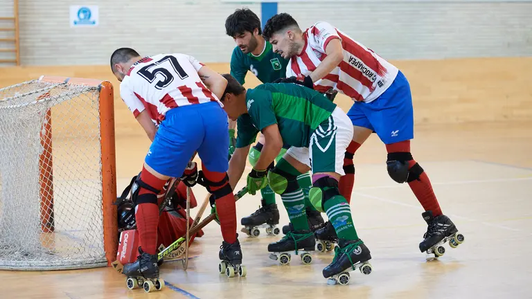Partido entre UDC Rochapea y Urdaneta por la fase de ascenso a Liga Ok Plata de hockey patines. MIGUEL OSÉS