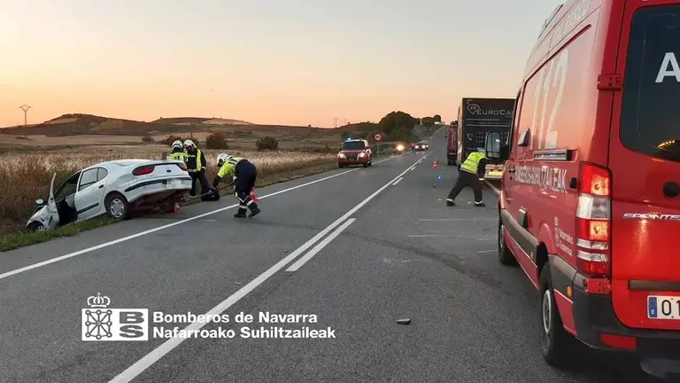 Colisión de un camión ligero con otros tres vehículos en la N-121 en Caparroso - BOMBEROS DE NAVARRA