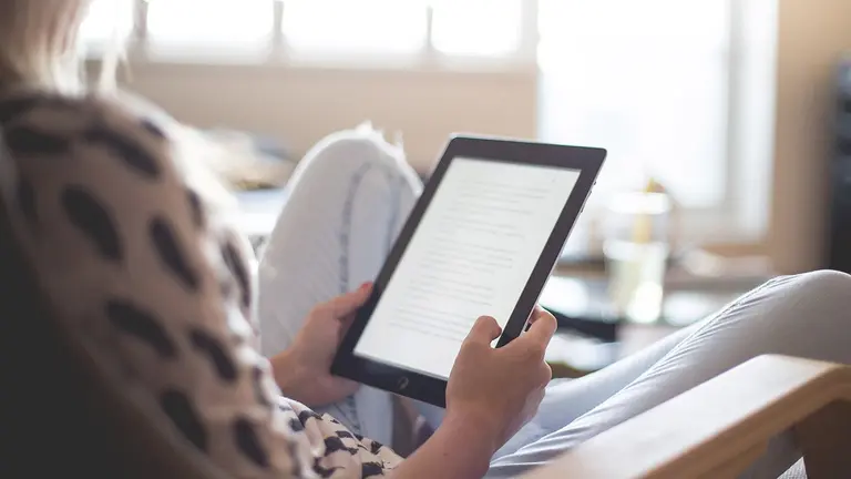 Una mujer lee un ebook. ARCHIVO