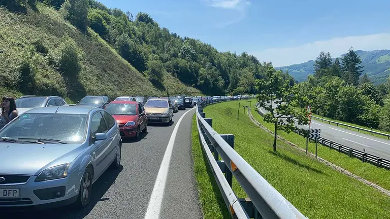Cientos de navarros, atrapados por un atasco en la A-15 en sentido San Sebastián. ARCHIVO