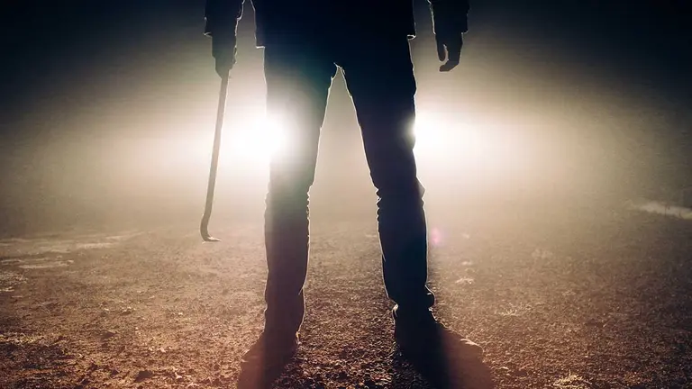 Un hombre con una vara metálica amenaza con agredir. ARCHIVO