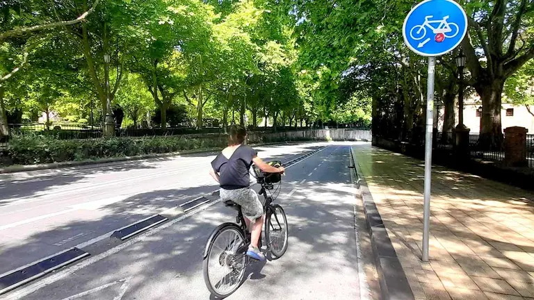 Carril bici a su paso por la plaza de Recoletas, en el centro de Pamplona. PSN