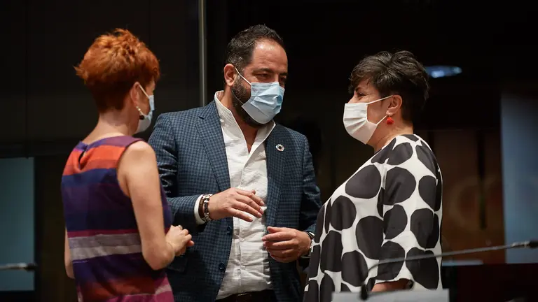 Los portavoces de Eh Bildu, Bakartxo Ruiz (i), Ramón Alzorriz (c) y Maria Solana (d), hablan durante la mesa y junta de portavoces de este lunes. MIGUEL OSÉS