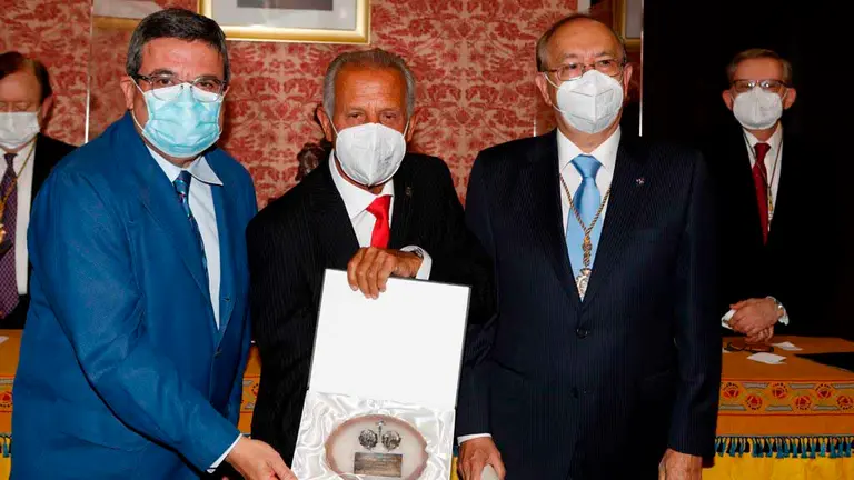 Entrega del Premio al Mérito Profesional 2020 al Dr. Unzué. El galardonado con el presidente de la Fundación CAI, Juan Álvarez, y el presidente de la Real Academia de Zaragoza, Luis Miguel Tobajas. COLEGIO DE MÉDICOS DE NAVARRA.