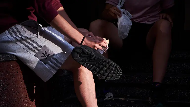 Dos jóvenes comer un minidurum del kebab 'Luka'. PABLO LASAOSA