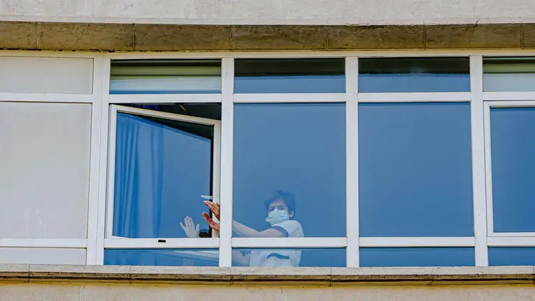 Una sanitaria aplaude desde una ventana de del Hospital Fundación Jiménez Díaz cuando en la Fase 1 de la desescalada continúan los aplausos en homenaje a los profesionales sanitarios y demás sectores que han sido esenciales durante la pandemia del coronavirus, en Madrid (España) a 25 de mayo de 2020.
26 MAYO 2020 SANIDAD;SISTEMA SANITARIO;SALUD;HOSPITAL;MÉDICOS;ENFERMEROS;COVID-19;CORONAVIRUS;PANDEMIA
Ricardo Rubio / Europa Press
  (Foto de ARCHIVO)
25/5/2020