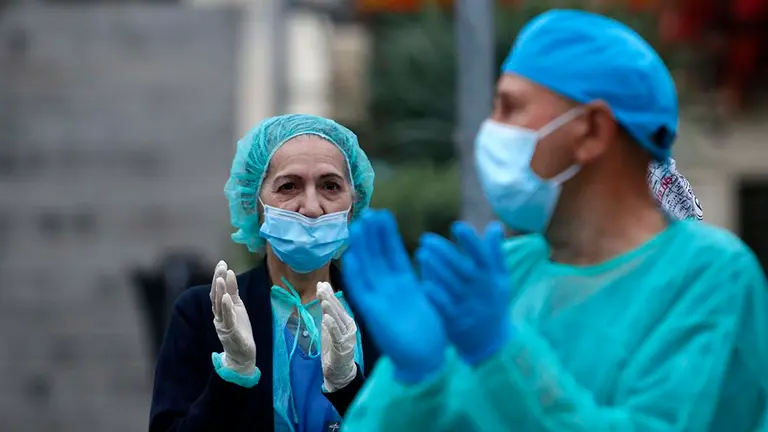 Bomberos realizan junto a trabajadores de Correos el aplauso a los sanitarios, en la puerta principal del Hospital Regional de Málaga, por su trabajo que estan realizando dichos sanitarios, a causa de la pandemia sufrida por el COVID-19. Málaga a 8 de abril 2020
Álex Zea / Europa Press
  (Foto de ARCHIVO)
8/4/2020