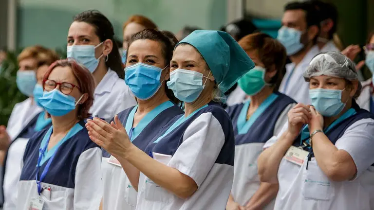 Sanitarios aplauden en la Fundación Jiménez Díaz de Madrid el 7 de abril de 2020.
Ricardo Rubio / Europa Press
  (Foto de ARCHIVO)
7/4/2020