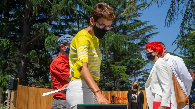 La presidenta del Gobierno de Navarra, María Chivite, y la consejera de salud, Santos Indurain, visitan el Jardín de la Memoria por las víctimas del Covid-19, en el complejo Hospitalario de Navarra. MEGAN WALLS