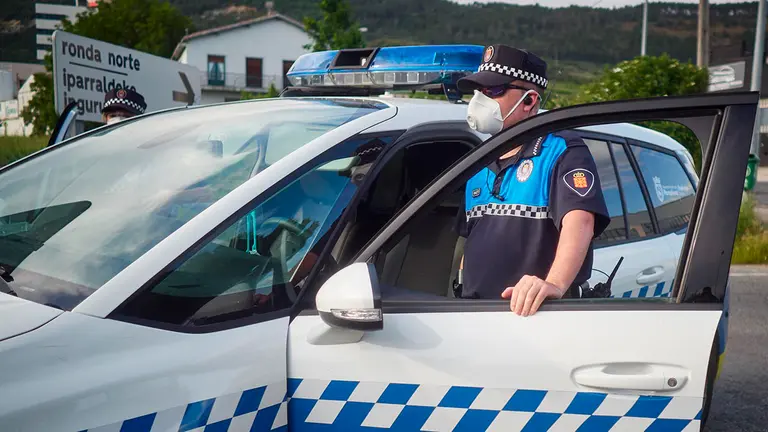 Policia Municipal de Pamplona realiza vigilancia desde el vehículo policial durante un control de movilidad. EUROPA PRESS