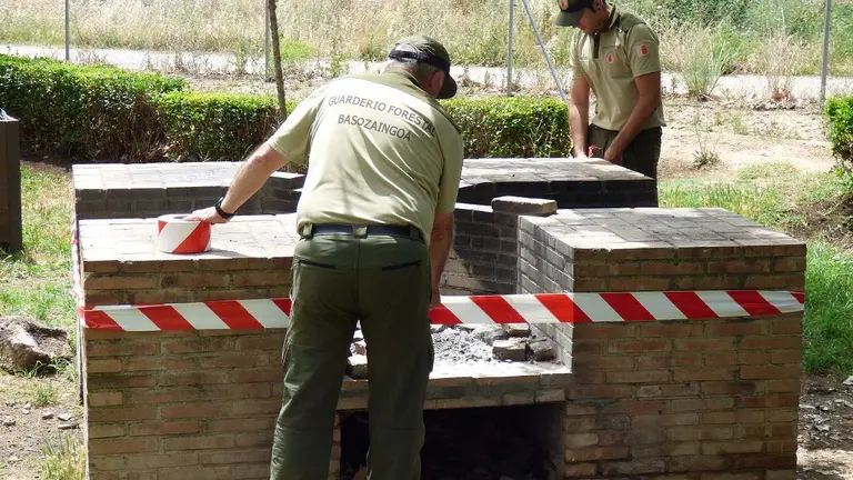 Guardas forestales precintando una barbacoa. TWITTER DE GUARDERÍA FORESTAL