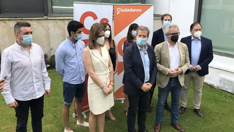 Los integrantes del Comité Autonómico de Ciudadanos Navarra con el vicesecretario general nacional de Ciudadanos, Daniel Pérez Calvo (en el centro). CIUDADANOS