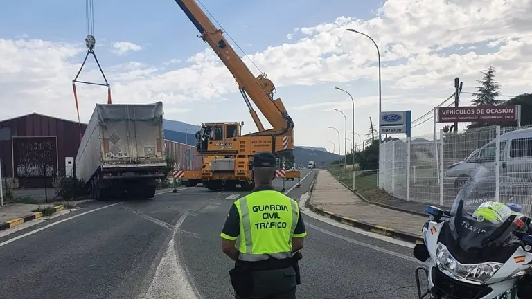 Un camión pierde su gabarra en Aoiz. GUARDIA CIVIL