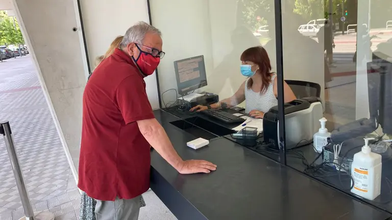 Luis Sabalza renueva su carnet de socio en las nuevas taquillas de El Sadar. Cedida.