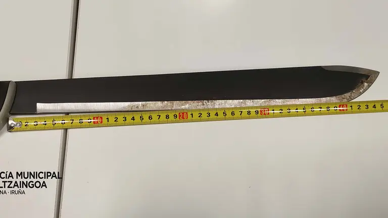 El machete de 45 centímetros que portaba un hombre disfrazado de indio por Pío XII. POLICÍA MUNICIPAL