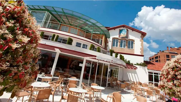Terraza en el interior del club de Tenis Pamplona. Cedida.