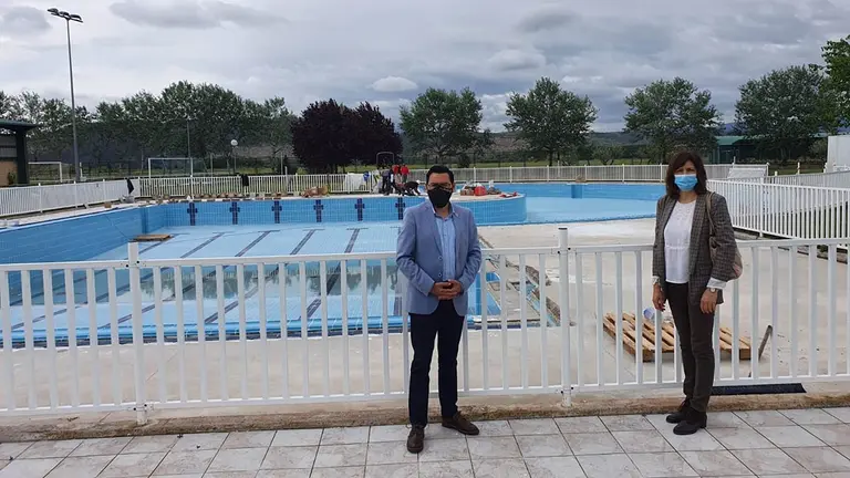 Jesús Marí Rodríguez y María José Verano, en las piscinas de Mendavia. GOBIERNO DE NAVARRA