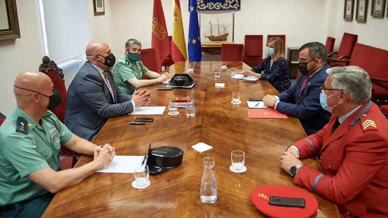 El delegado del Gobierno en Navarra, José Luis Arasti, y el consejero de Presidencia, Igualdad, Función Pública e Interior del ejecutivo foral, Javier Remírez, se reúnen para abordar las campañas de seguridad vial que se pondrán en marcha durante el verano. MIGUEL OSÉS