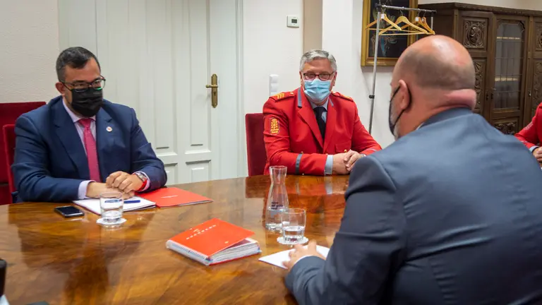  El delegado del Gobierno en Navarra, José Luis Arasti (D), Juan Carlos Zapico, jefe de Policia Foral en Navarra (C), y el consejero de Presidencia, Igualdad, Función Pública e Interior del ejecutivo foral, Javier Remírez (I) hablan sobre las campañas de seguridad vial que se pondrán en marcha durante el verano.  MEGAN WALLS