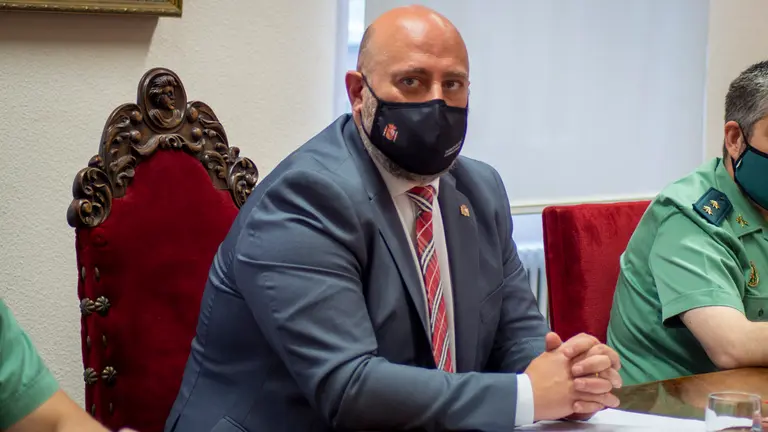 El delegado del Gobierno en Navarra, José Luis Arasti, durante la reunión en la Delegación del Gobierno para abordar las campañas de seguridad vial que se pondrán en marcha durante el verano. MEGAN WALLS