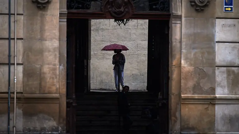 Las lluvias llegan a Pamplona en pleno mes de Junio. MIGUEL OSÉS