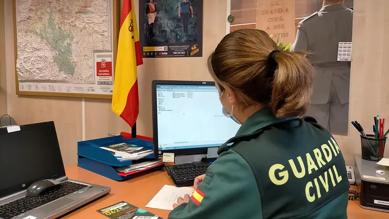 Una agente de la Guardia Civil investiga un delito en el ordenador. GUARDIA CIVIL