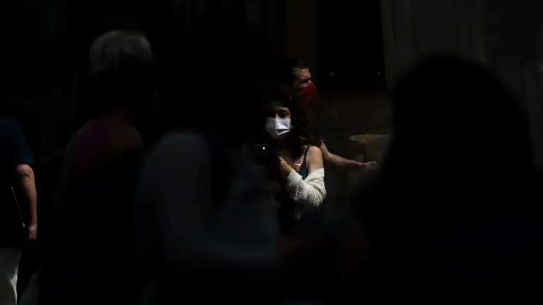 Varias personas pasean por las calles de Pamplona con mascarilla por la pandemia del COVID-19, a poco más de una semana de su retirada en exteriores. MEGAN WALLS