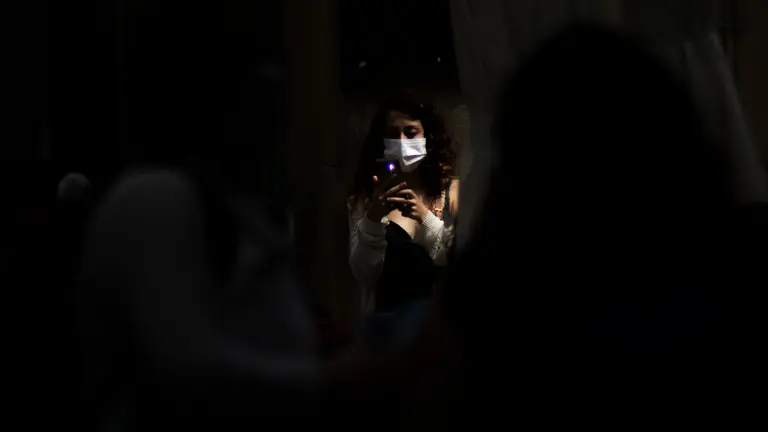 Varias personas pasean por las calles de Pamplona con mascarilla por la pandemia del COVID-19, a poco más de una semana de su retirada en exteriores. MEGAN WALLS