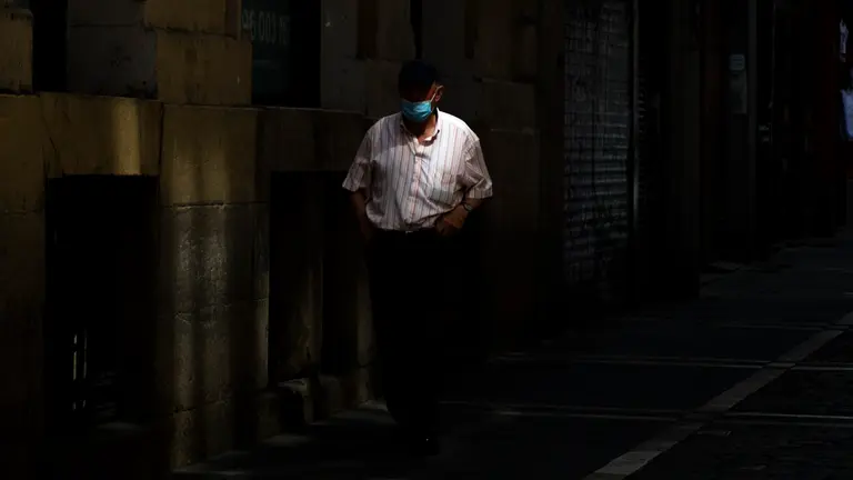 Varias personas pasean por las calles de Pamplona con mascarilla por la pandemia del COVID-19, a poco más de una semana de su retirada en exteriores. MEGAN WALLS