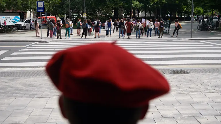 Rueda de prensa frente al Parlamento de Navarra bajo el lema "Ante la represión, ¡autodefensa feminista!, para denunciar la citación a declarar a la mujer que fue detenida frente al Parlamento de Navarra el 8 de marzo de 2021. MIGUEL OSÉS