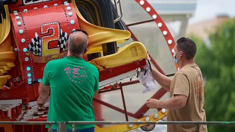 Cientos de personas se acercan a la apertura de las barracas en la Rochapea. MIGUEL OSÉS