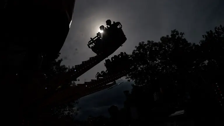 Cientos de personas se acercan a la apertura de las barracas en la Rochapea. MIGUEL OSÉS