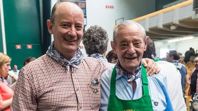 Tomás García, a la derecha, junto a su hijo José Ignacio en el frontón Labrit. Facebook Peña Oberena.