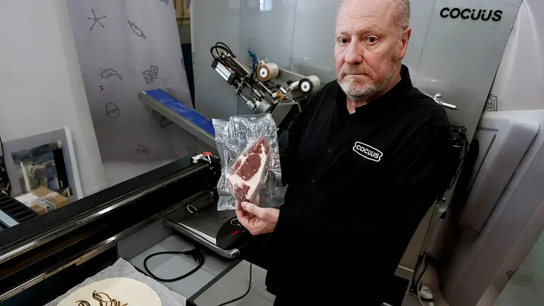 GRAFCAV6151. PAMPLONA, 18/06/2021.-  Patxi Larumbe, CEO y cofundador de la empresa Cocuus System Ibérica, posa en la sede de su compañía en la localidad navarra de Cizur Menor. Las impresoras de esta empresa navarra, reciente ganadora del premio FoodTech Startup Forum en la feria Food4Future celebrada en Bilbao, ya pueden producir chuletones, beicon, costillas de cordero o salmón, entre otros muchos alimentos, con un aspecto muy realista y un sabor muy cercano al original. EFE/ Jesús Diges
