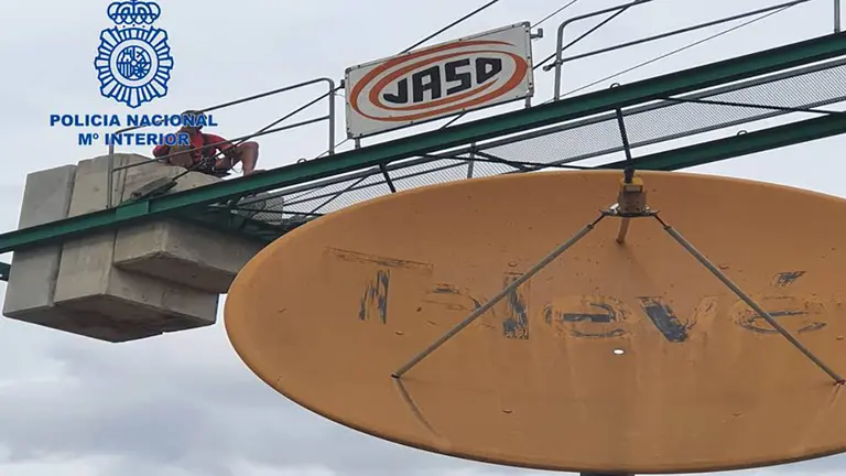 El hombre encaramado a la grúa en la calle Navas de Tolosa de Pamplona. POLICÍA NACIONAL