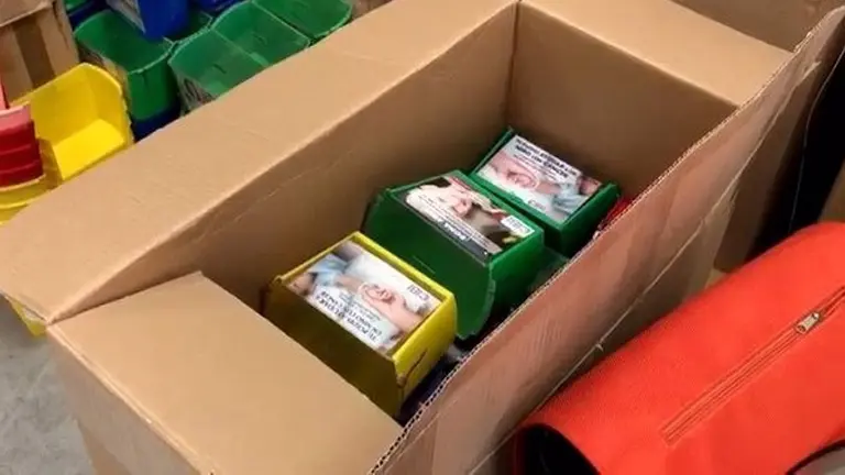 Imagen del material encontrado en una fundación benéfica de donde han detenido tres miembros por presunta estafa. MOSSOS D'ESQUADRA