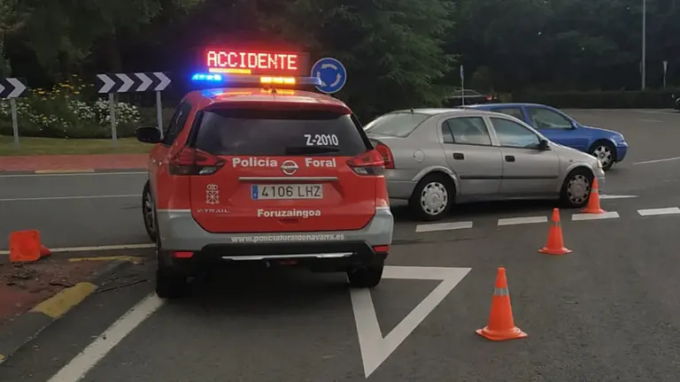 Un vehículo de la Policía Foral atiende un accidente de tráfico. POLICÍA FORAL
