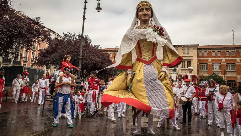 La comparsa recorre las calles de Pamplona durante los Sanfermines de 2017. ARCHIVO / . MAITE H. MATEO