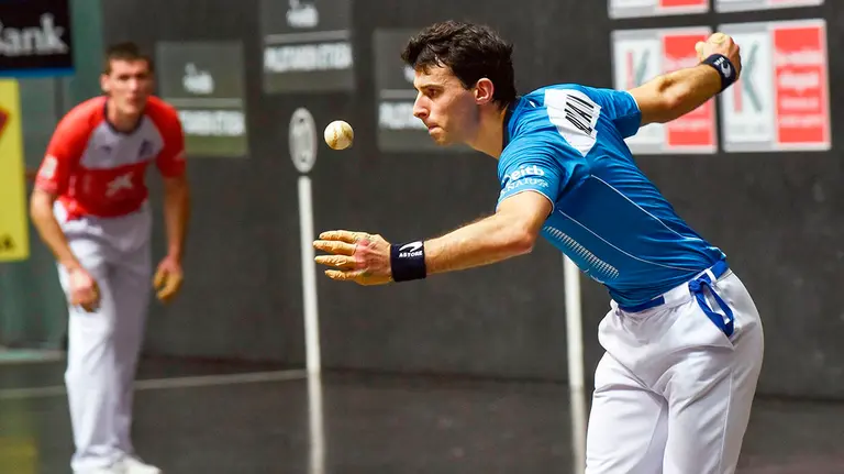 El delantero guipuzcoano Jokin Altuna (d) se ha impuesto al zaguero también guipuzcoano Beñat Rezusta (i) por 22-5 en la final del Campeonato Manomanista 2021 disputada este domingo en el frontón Bizkaia de Bilbao. EFE/Miguel Toña