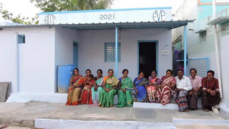 Imagen de las familias beneficiarias del acuerdo entre las empresas navarras y la Fundación Vicente Ferrer. FUNDACIÓN VICENTE FERRER