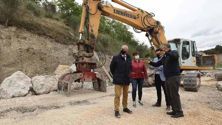 El consejero Ciriza, el director general de Administración Local y Despoblación, Jesús Mari Rodríguez, la alcaldesa de Sesma, Rosario Echevarri, y el concejal, Pedro Mangado, visitando las obras. GOBIERNO DE NAVARRA